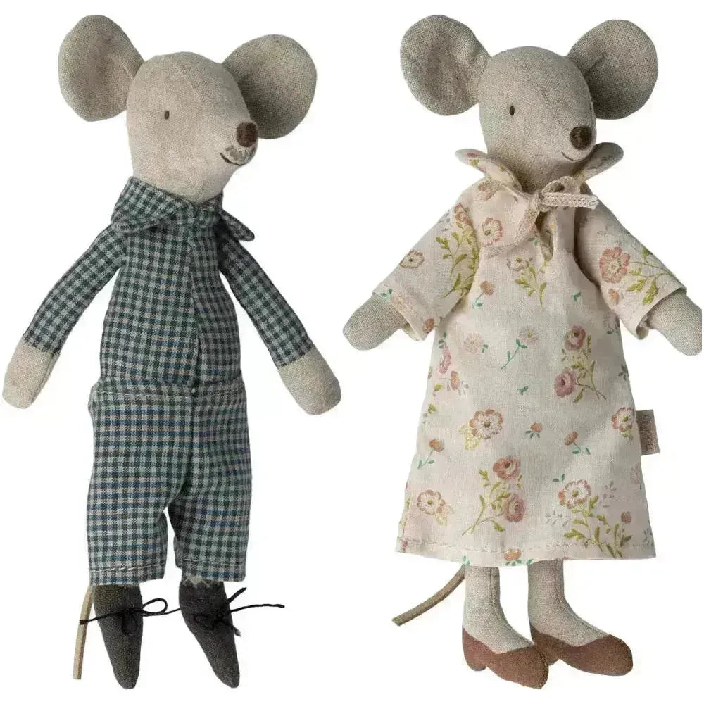 Grandma and Grandpa mice in cigarbox