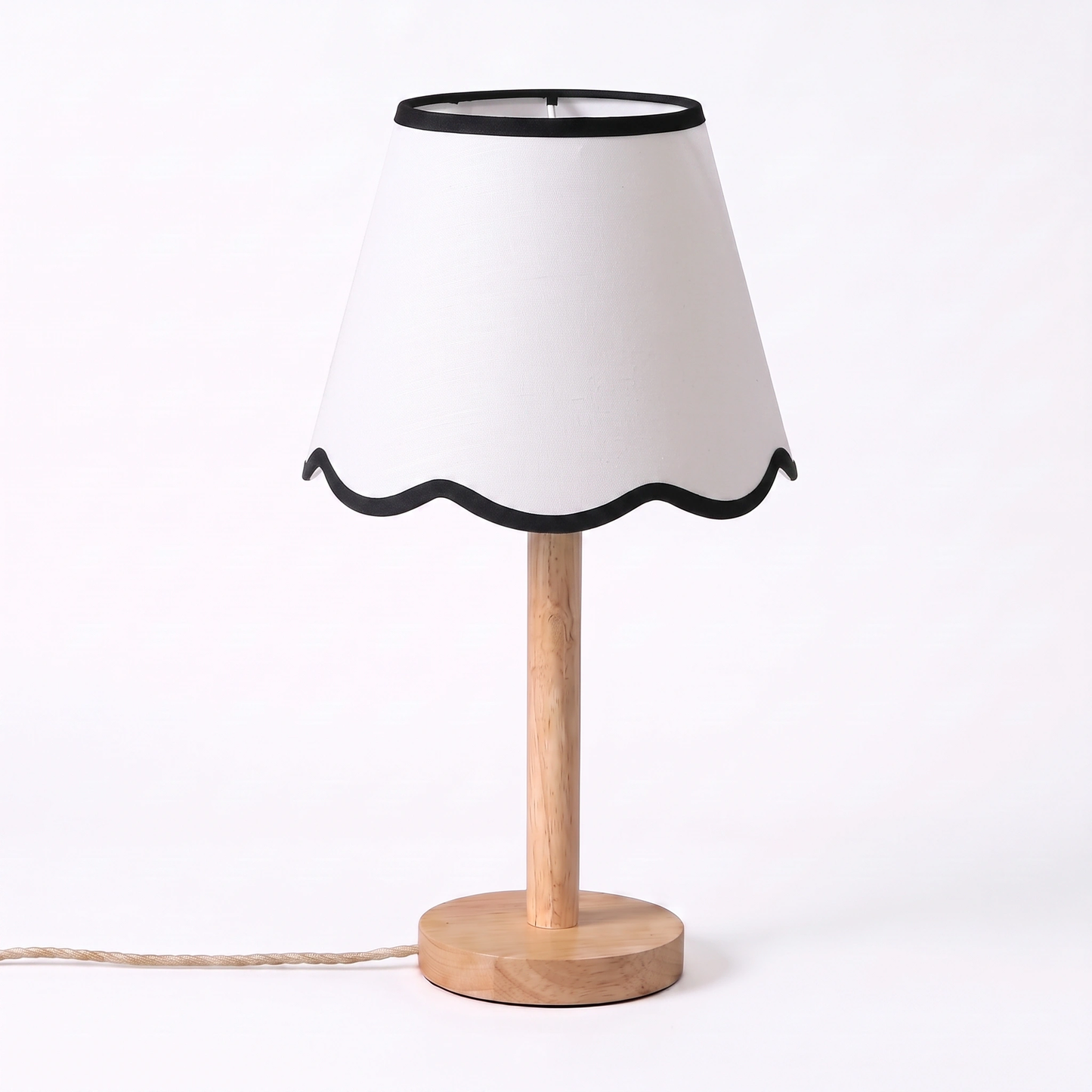 Lampara sobremesa madera con pantalla scalloped textil