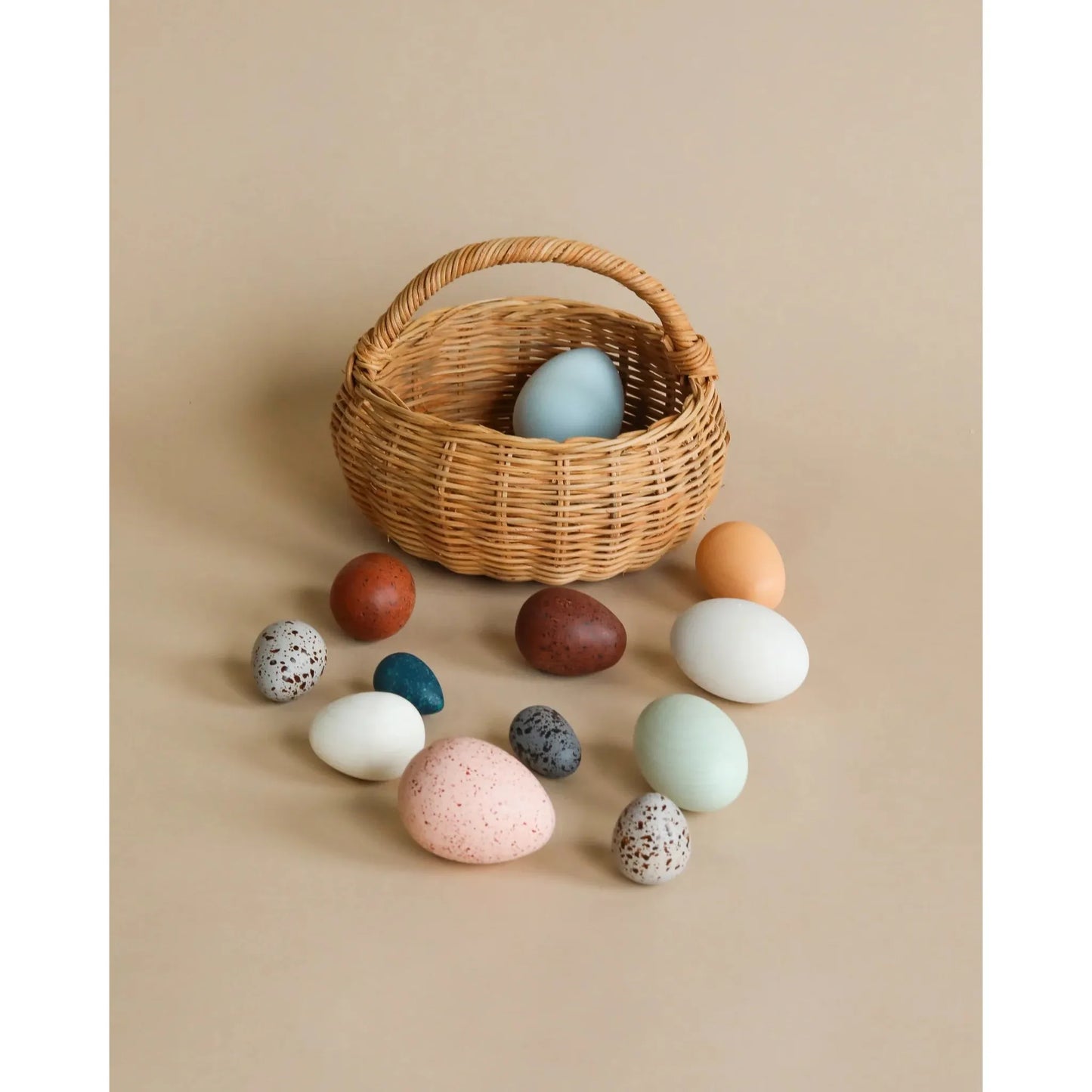 Set de huevitos de pajaro en una caja