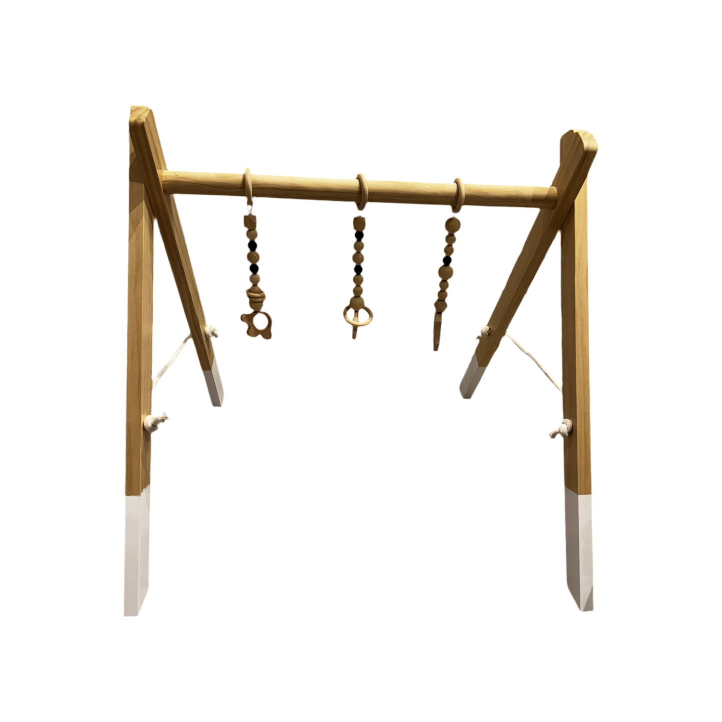 Gimnasio de madera montessori con colgantes black and white