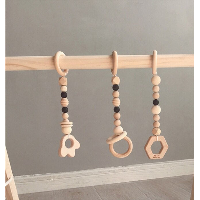 Gimnasio de madera montessori con colgantes black and white
