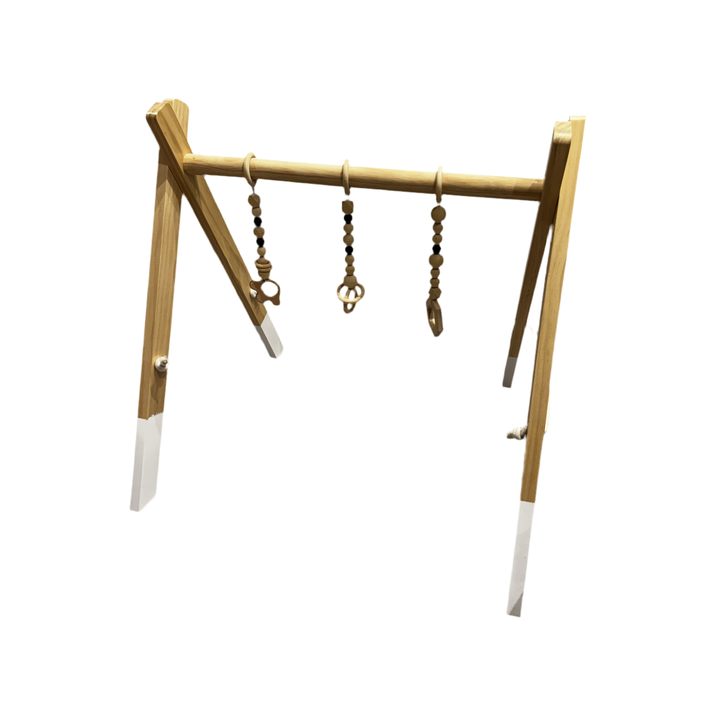 Gimnasio de madera montessori con colgantes black and white