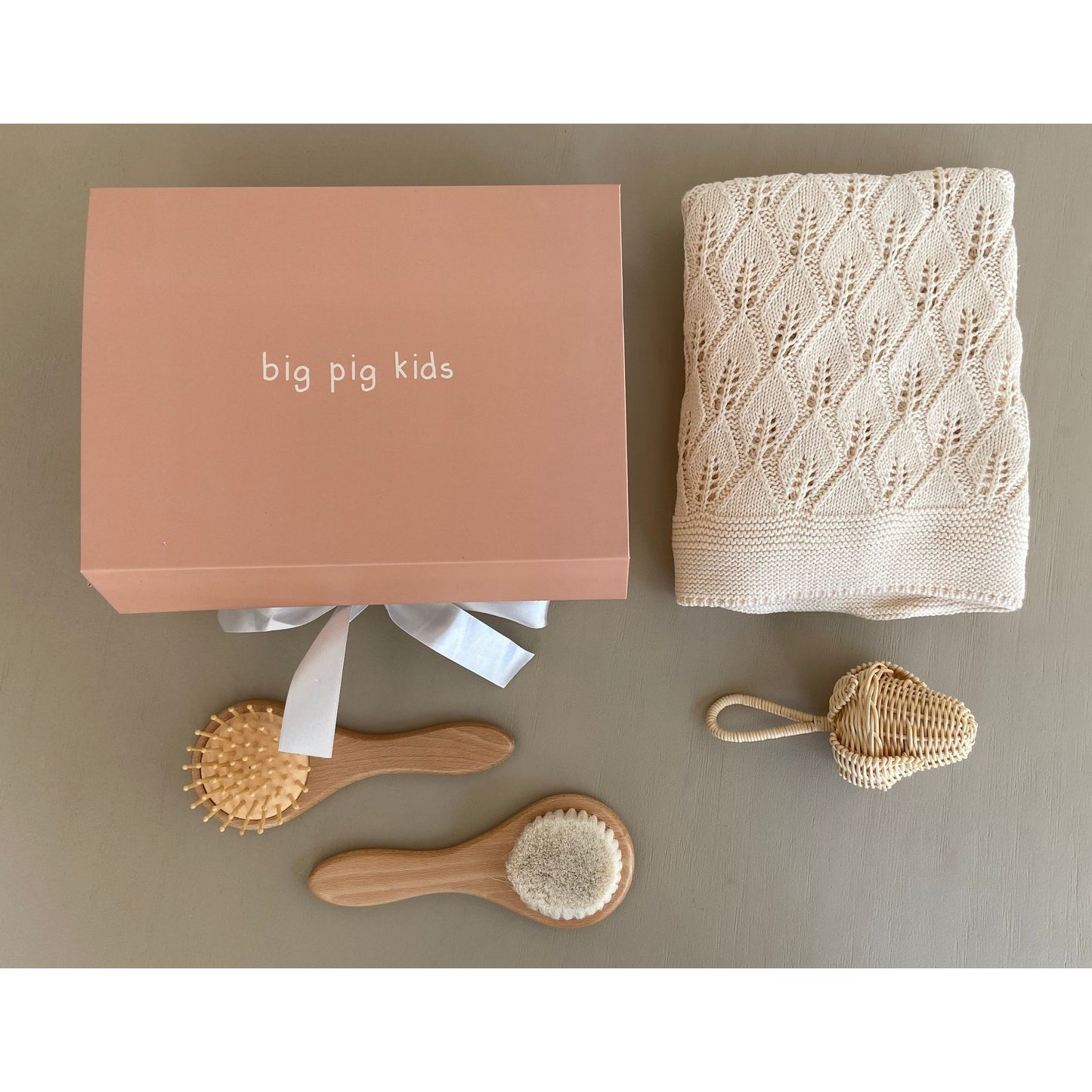 Caja de regalo - Baby must have natural con sonajero de rattan