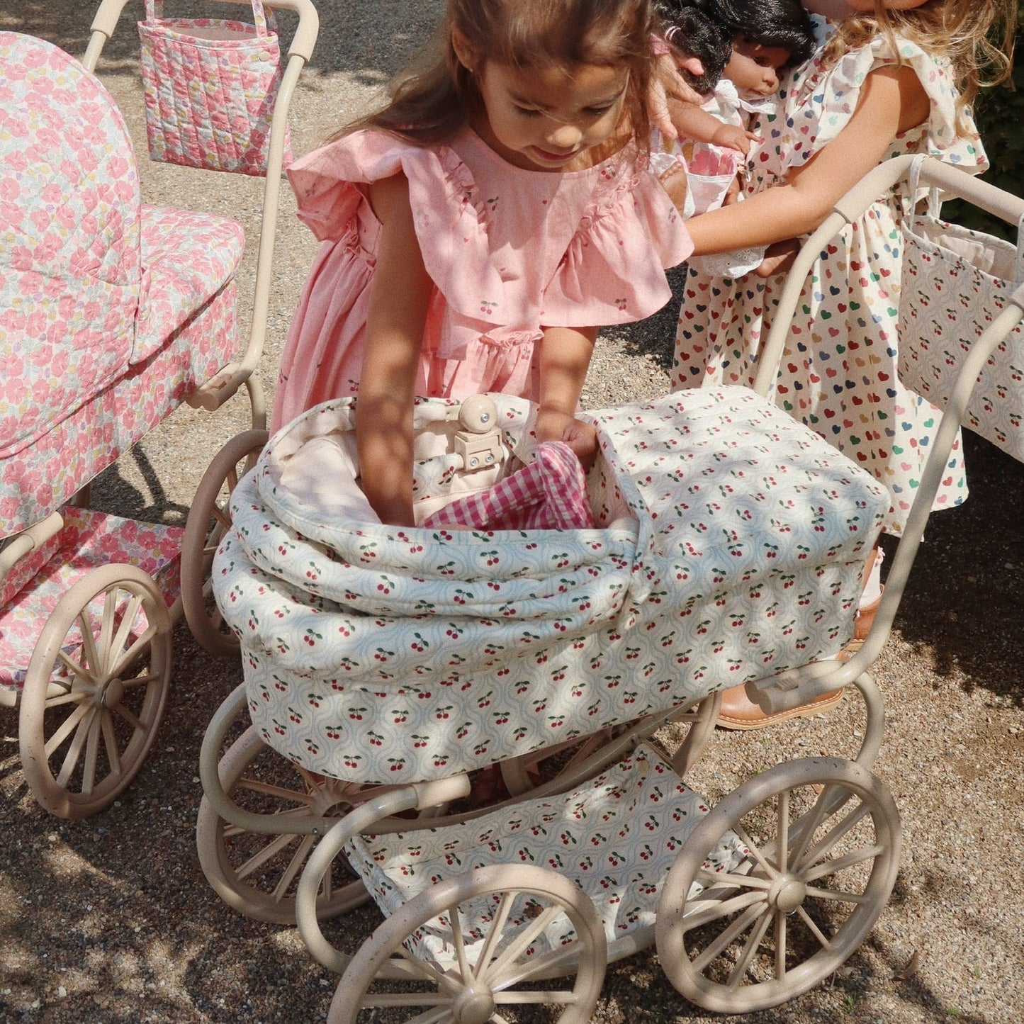 Coche / Moises Vintage para muñecas Minnie - Cherry motif