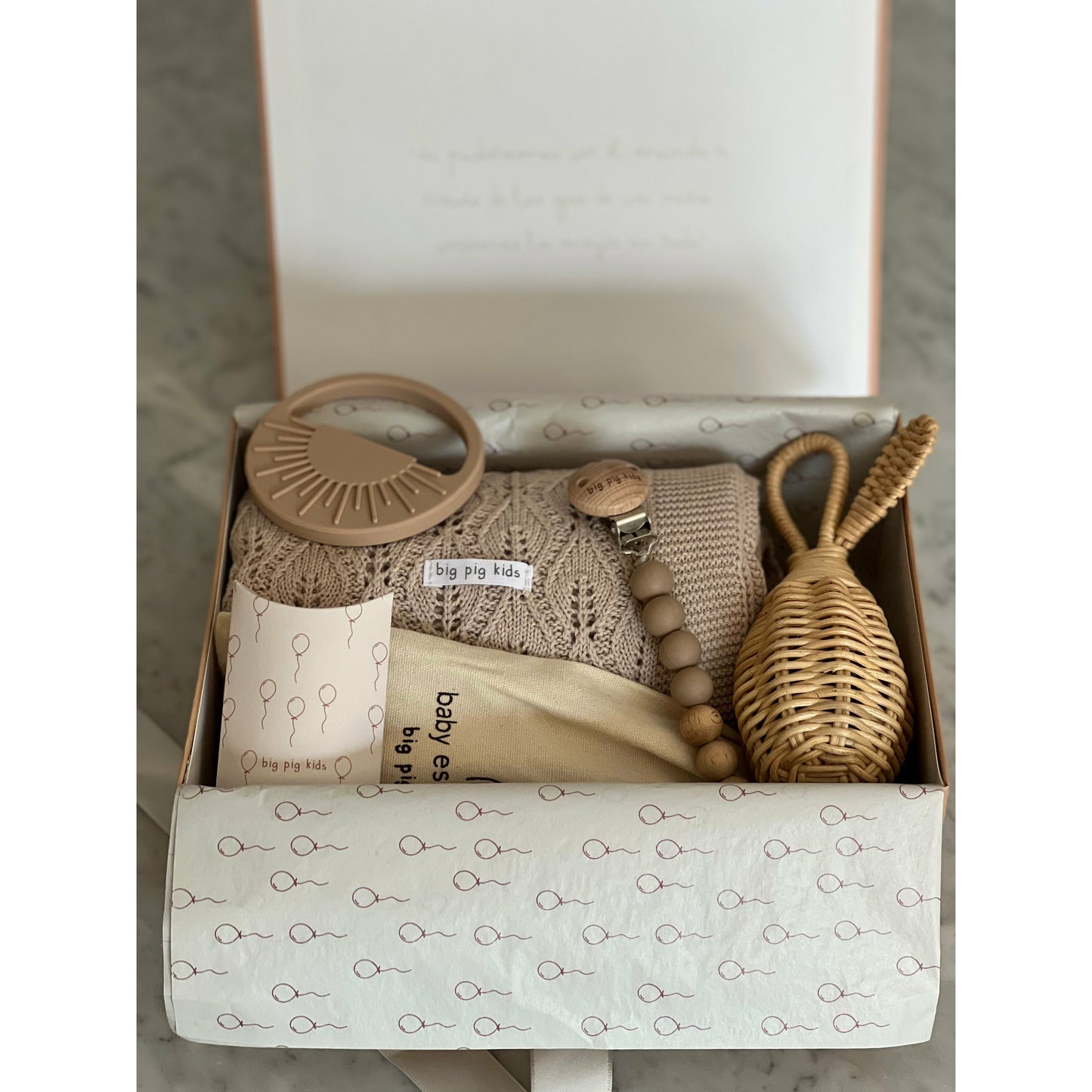 Caja para regalo con imán y cinta de seda
