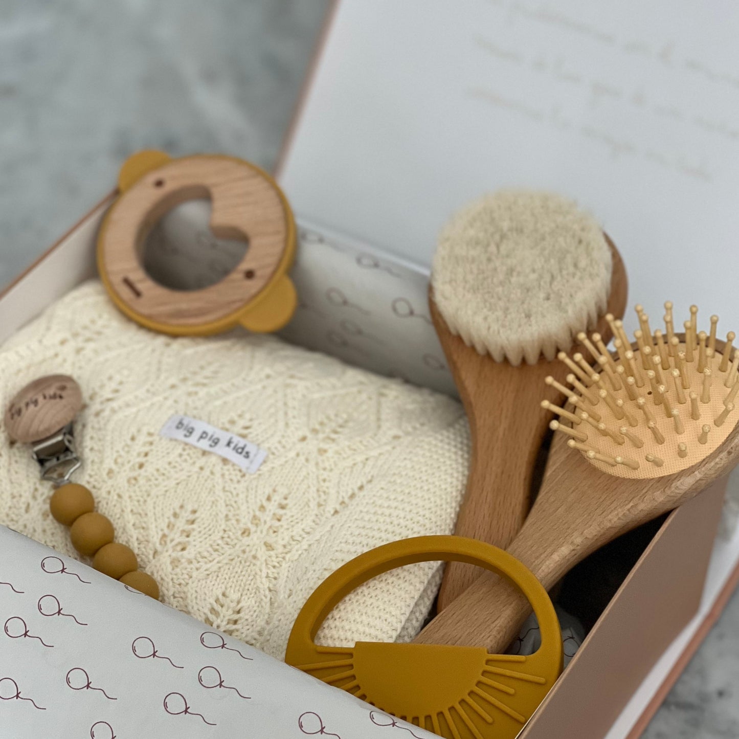 Caja de regalo - Baby essentials Mustard