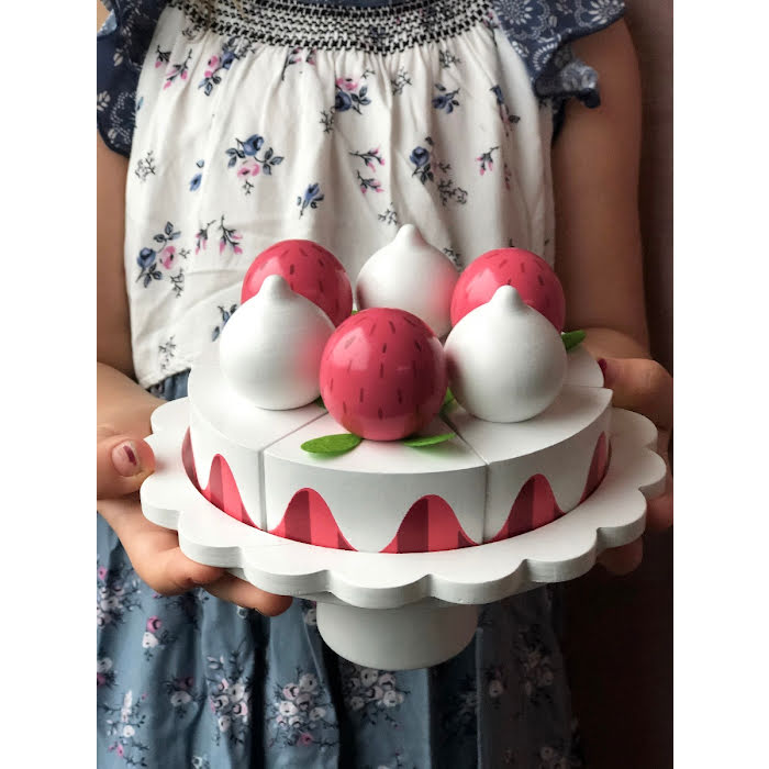 Torta de crema y frutillas con pedestal
