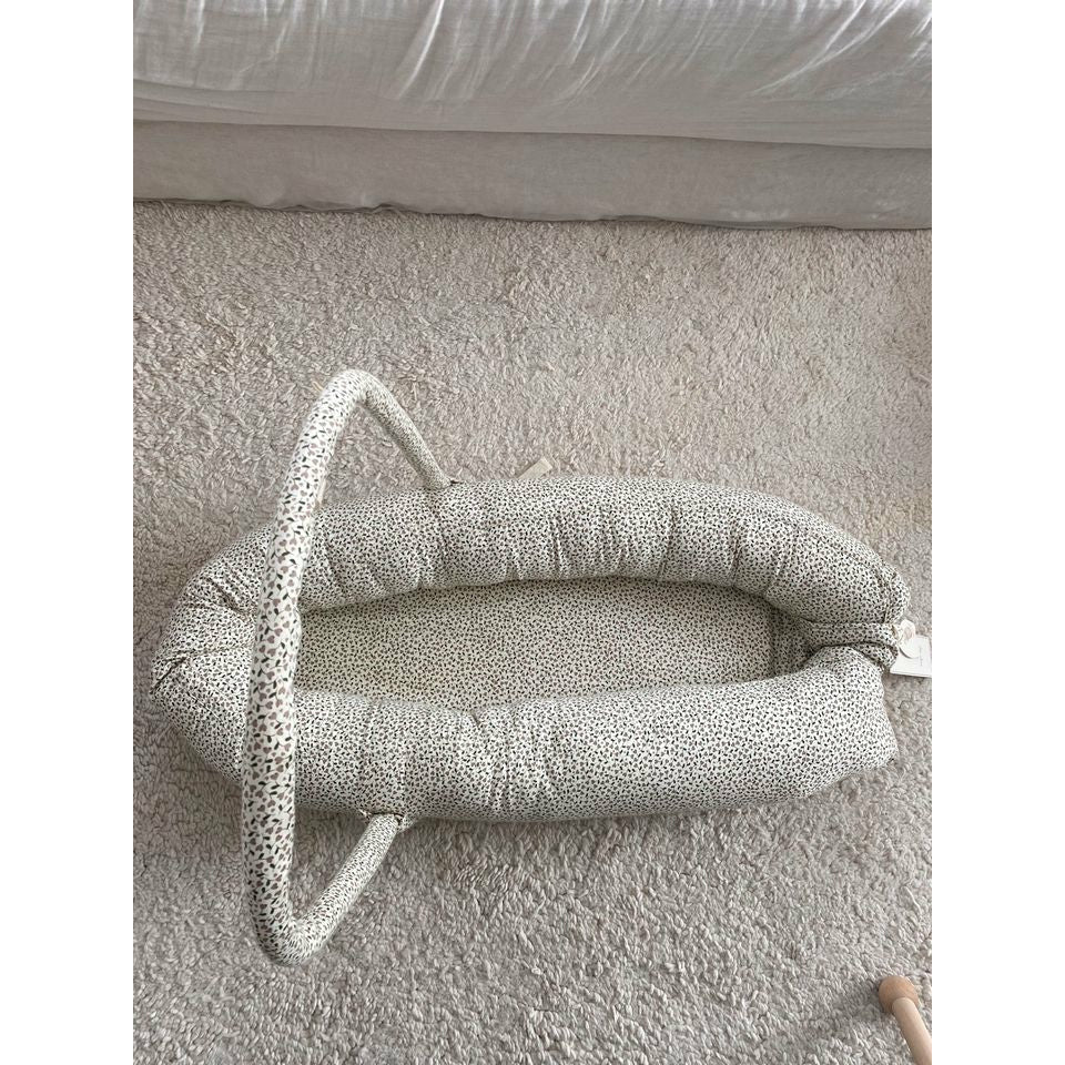 Nidito con arco de actividades removible - Milk Tank