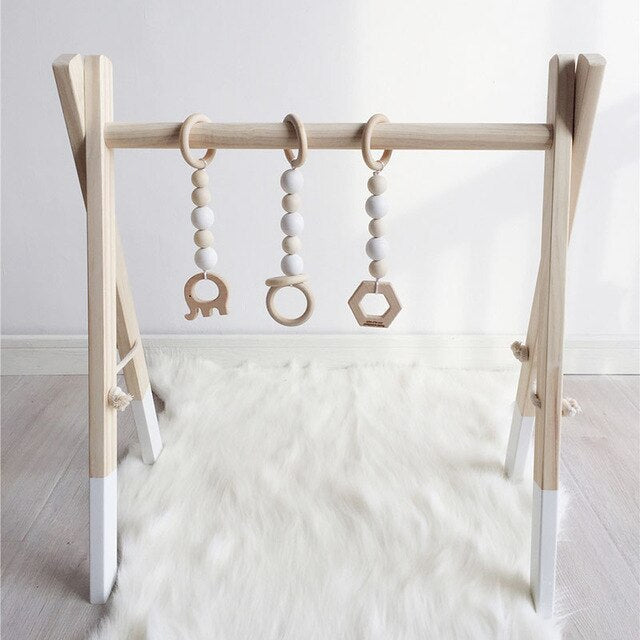 Gimnasio de madera Nordic con colgantes black and white