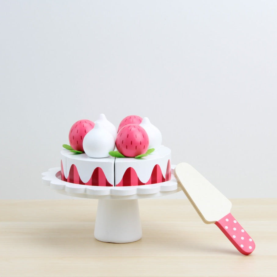 Torta de crema y frutillas con pedestal