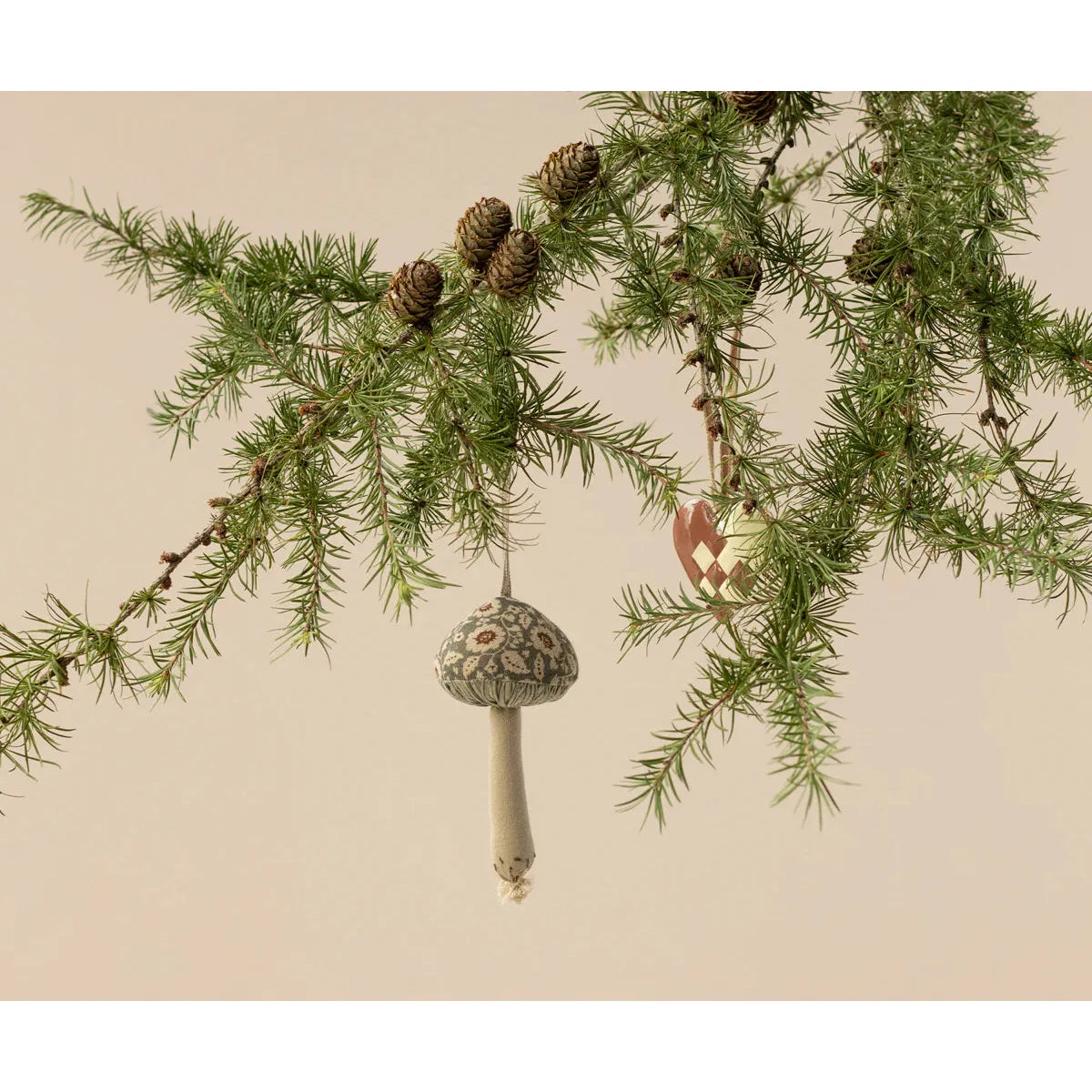 Mushroom ornament - Winter flower green