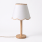 Lampara sobremesa madera con pantalla scalloped textil
