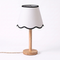 Lampara sobremesa madera con pantalla scalloped textil
