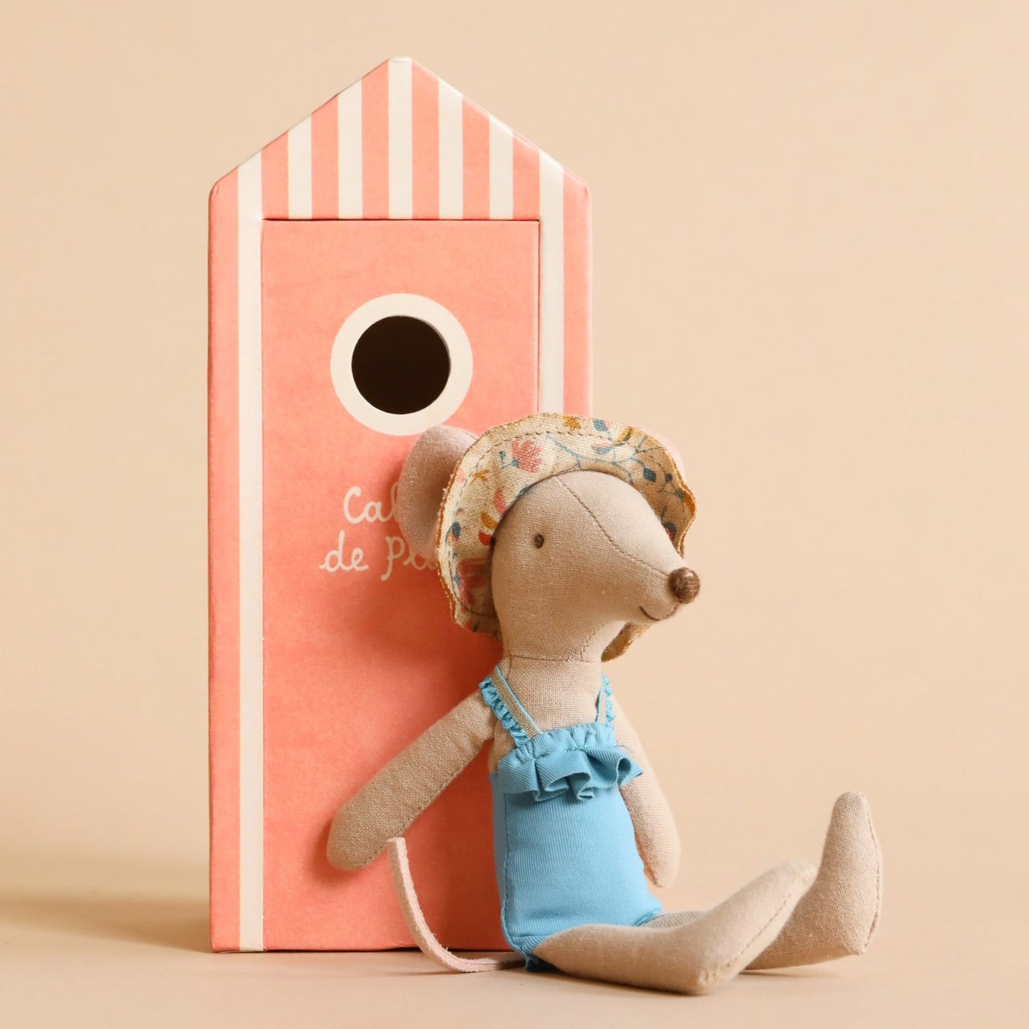 Ratoncito - Beach Mice Mum in a Cabin