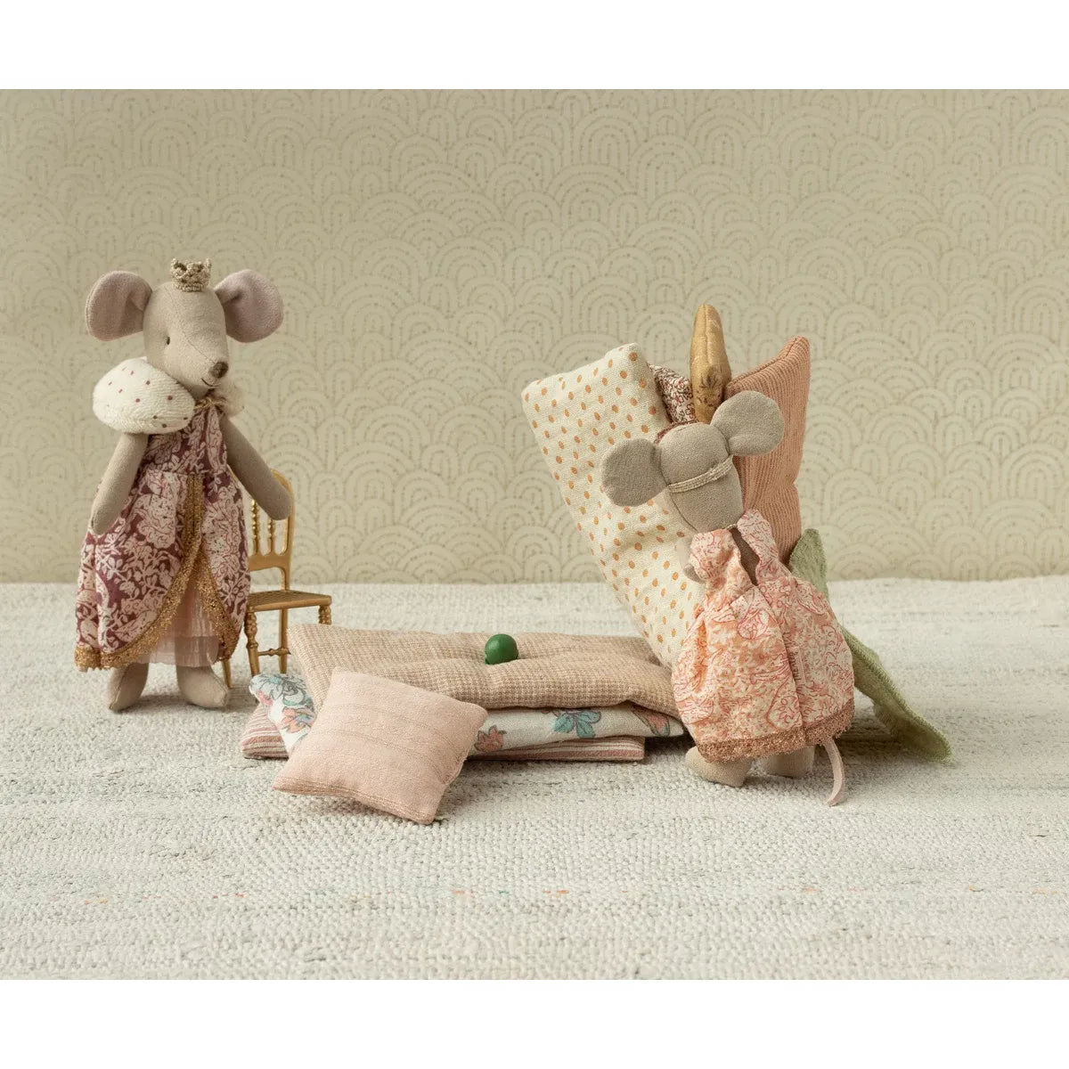 Ratoncito - Princess And The Pea New (Big sister mouse)