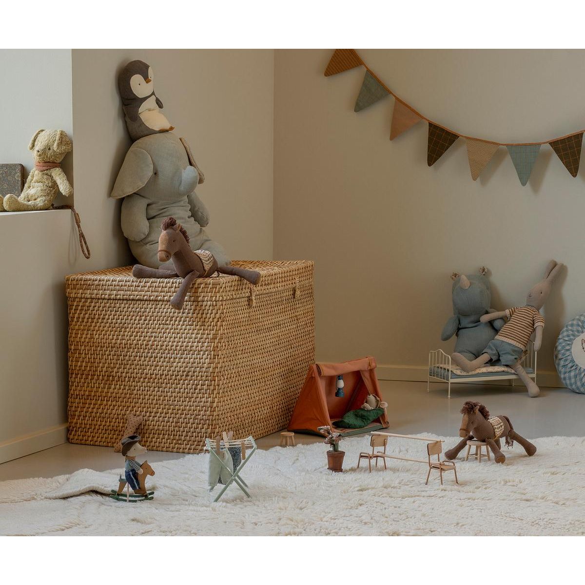 Ratoncito - Cowboy mouse on rocking horse, Little brother