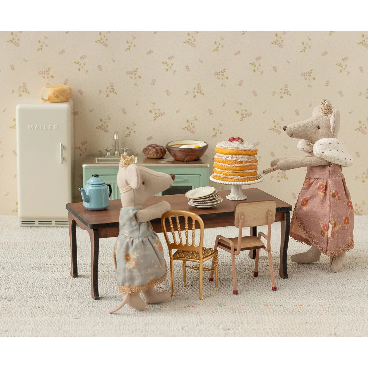 Mesa de comedor larga para ratoncitos