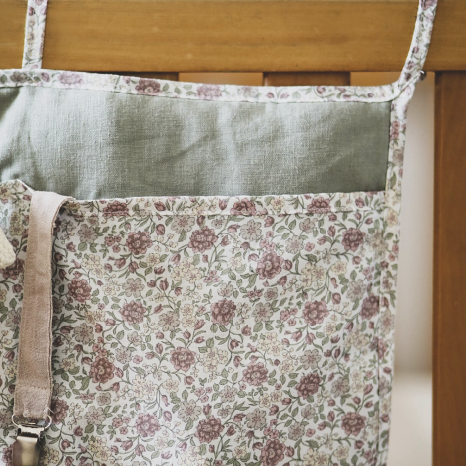 Bolsillo organizador de cuna - Verde y flores rosa