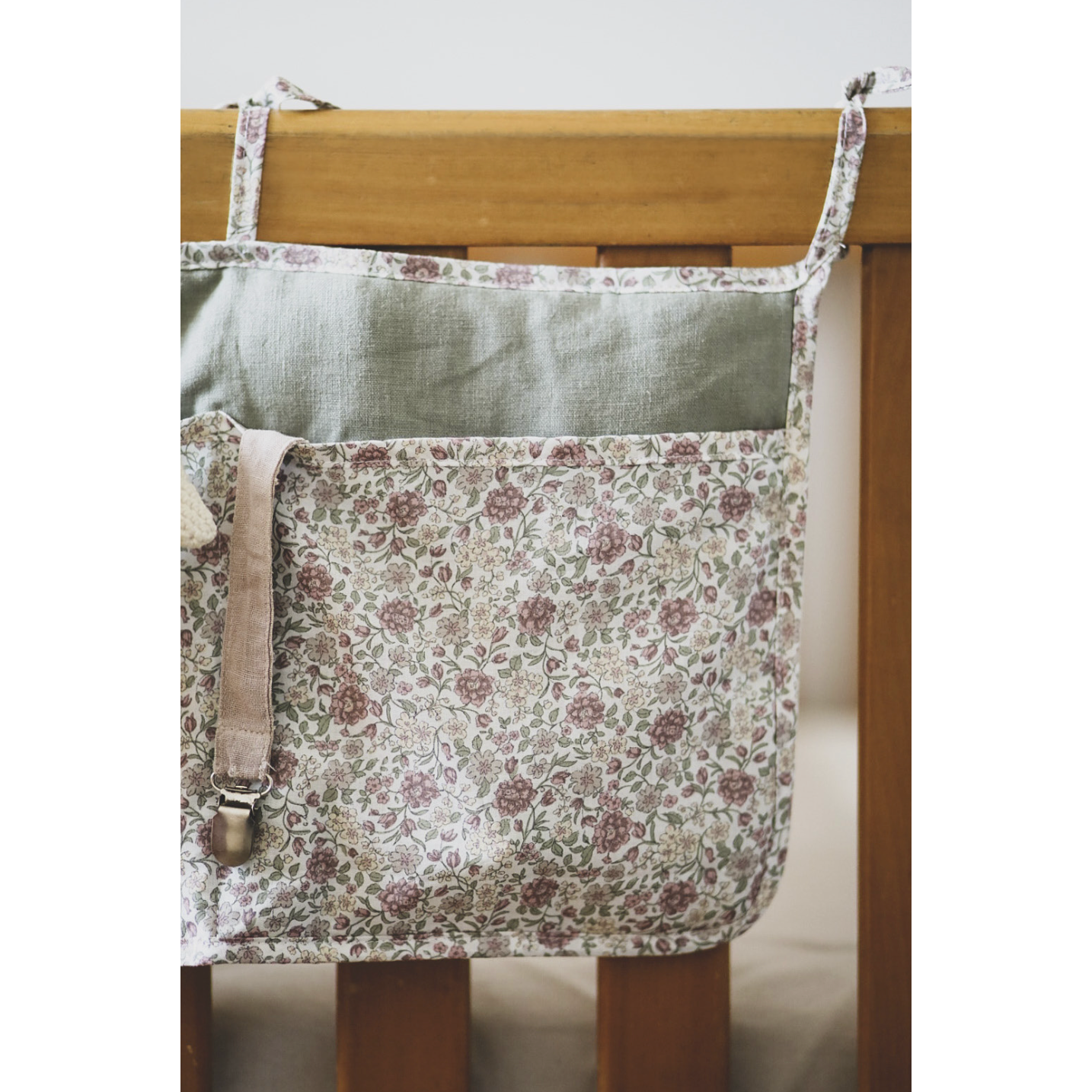 Bolsillo organizador de cuna - Verde y flores rosa
