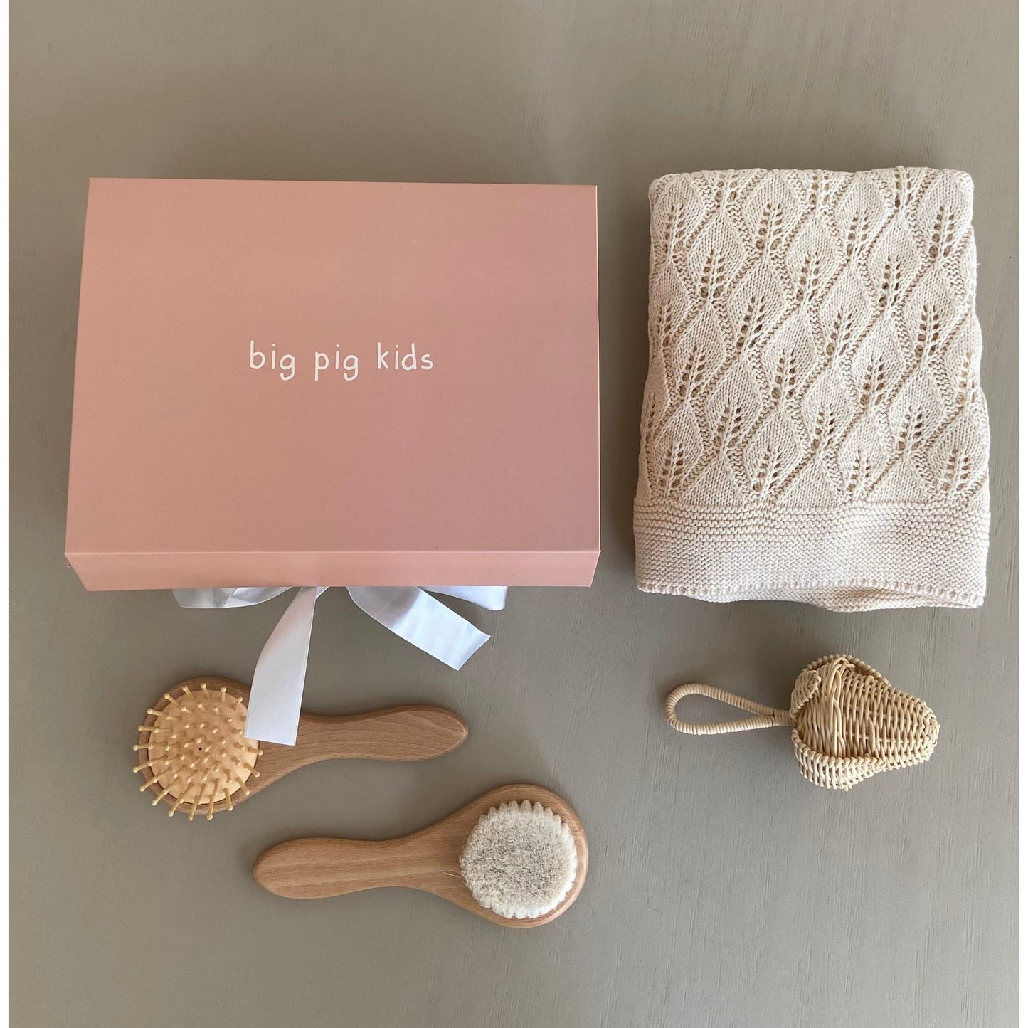 Caja de regalo - Baby must have natural con sonajero de rattan