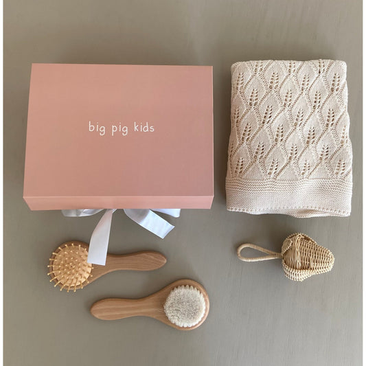 Caja de regalo - Baby must have natural con sonajero de rattan