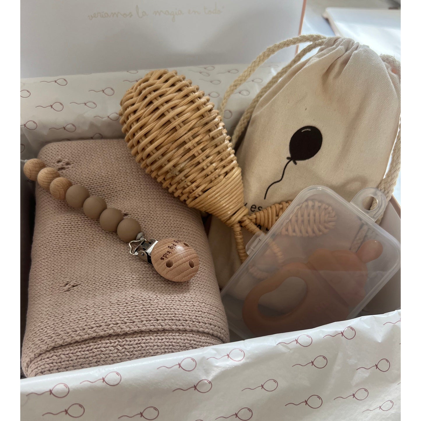 Caja de regalo - Baby essentials Beige con sonajero de rattán