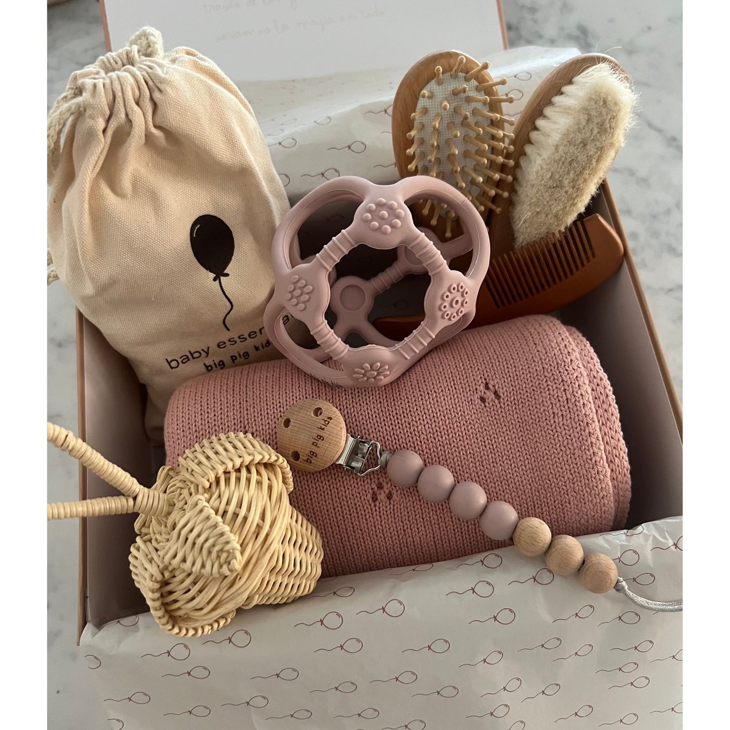 Caja de regalo - Baby essentials Pale Rose con sonajero de rattán