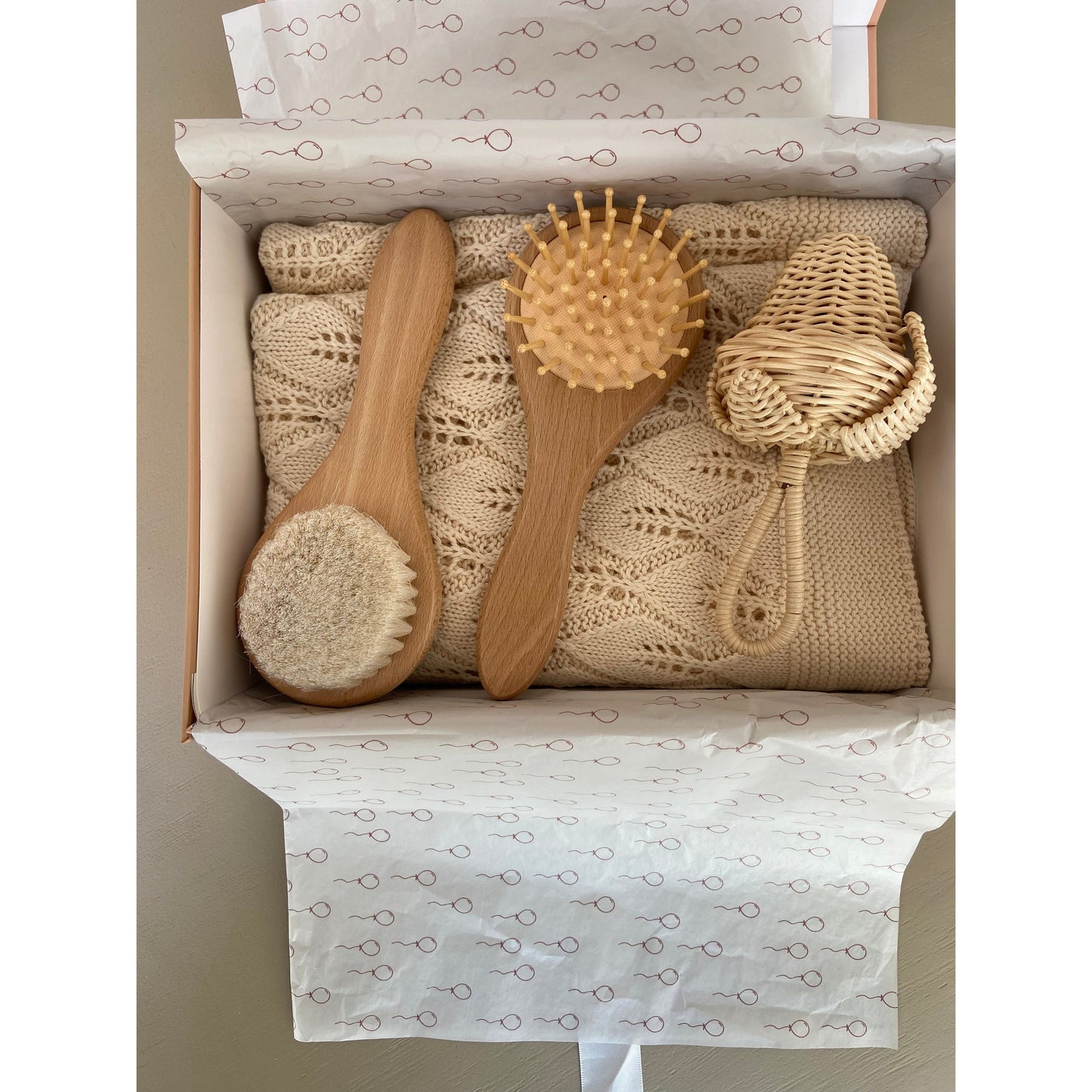 Caja de regalo - Baby must have natural con sonajero de rattan