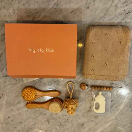 Caja de regalo - Baby essentials Beige con sonajero de rattán