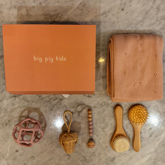 Caja de regalo - Baby essentials Pale Rose con sonajero de rattán