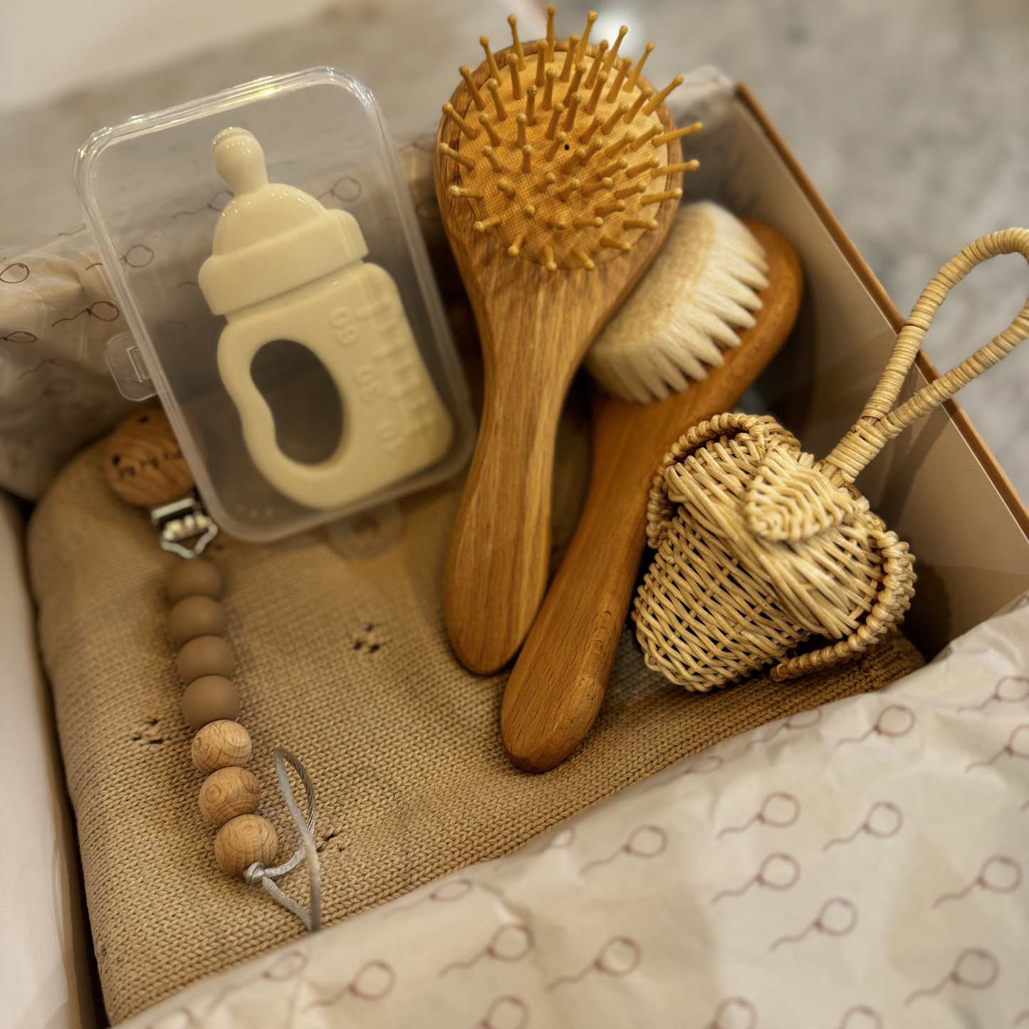 Caja de regalo - Baby essentials Beige con sonajero de rattán