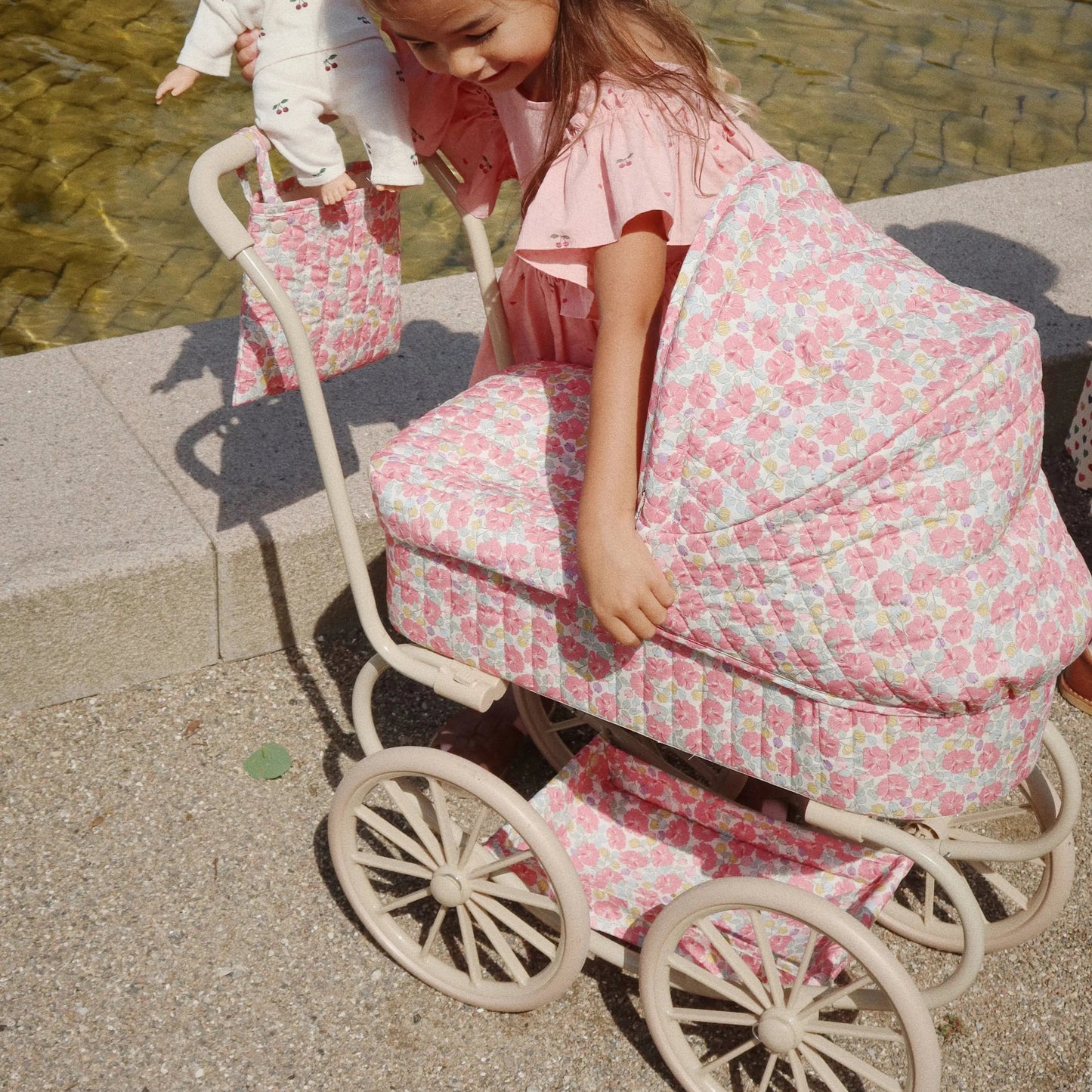 Coche / Moises Vintage para muñecas Minnie - Rose anglaise