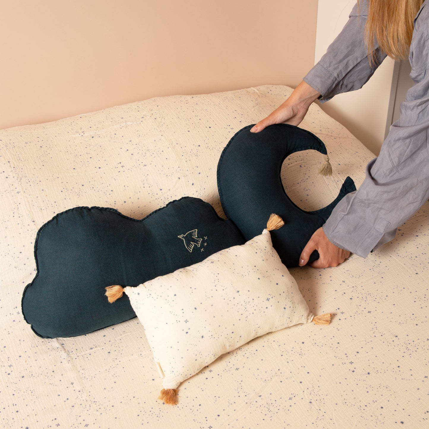 Cojín nube Lino frances lavado con bordado pajaro L1NO - Deep Blue