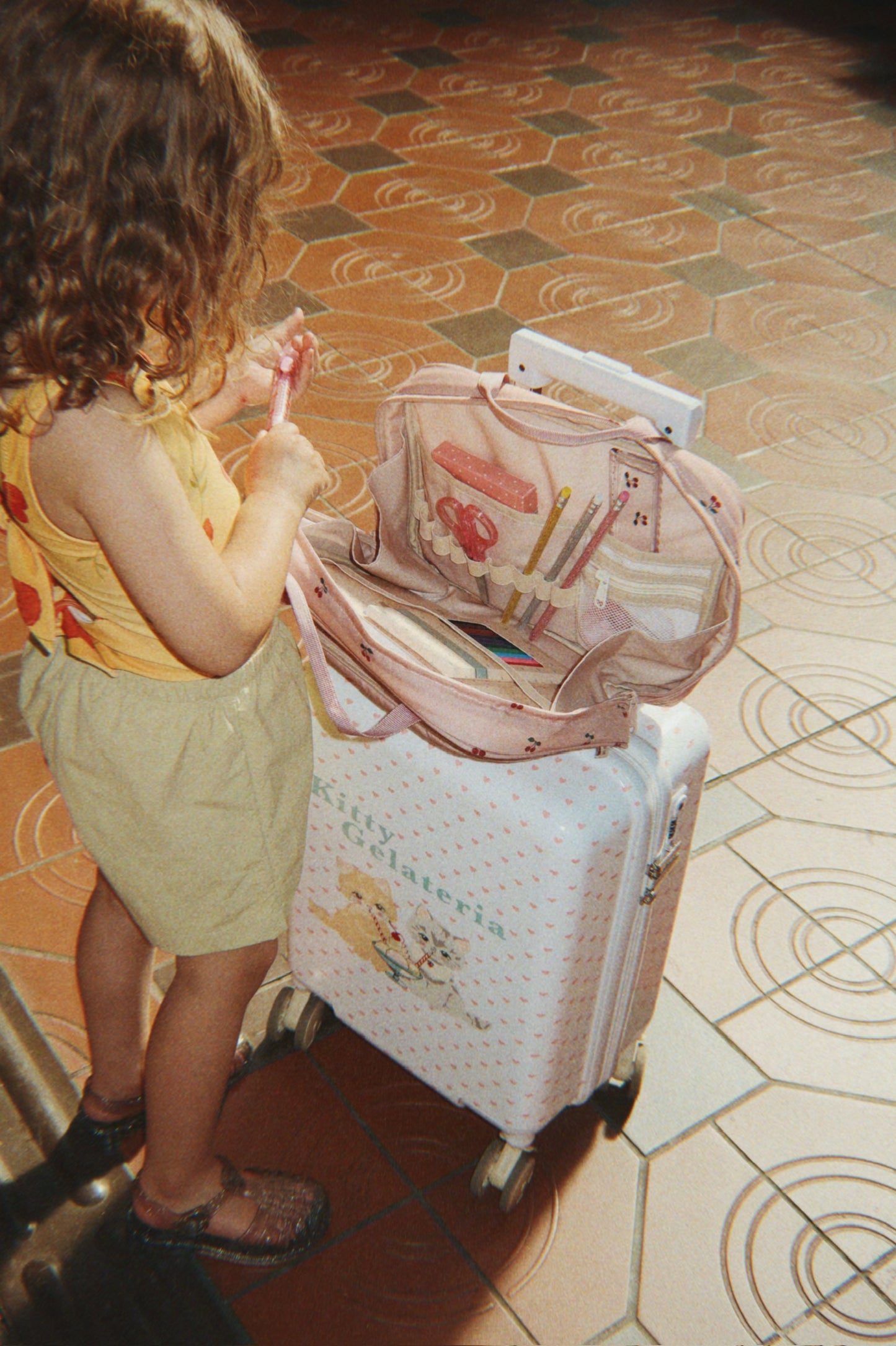 Holliday essentials bag - cherry
