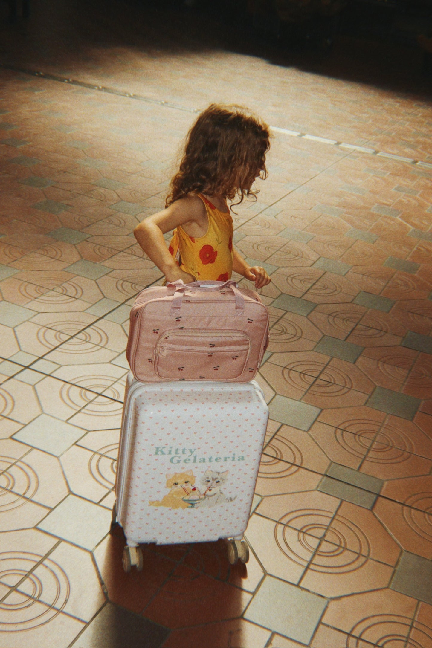 Holliday essentials bag - cherry