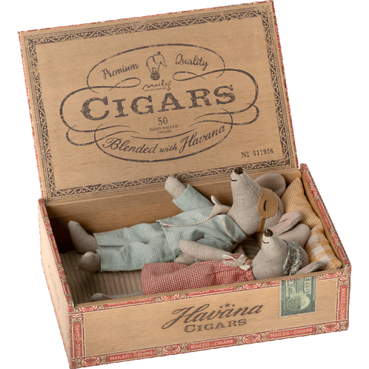 Ratoncito - Mum and Dad Mice in cigarbox