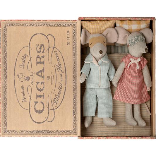 Ratoncito - Mum and Dad Mice in cigarbox