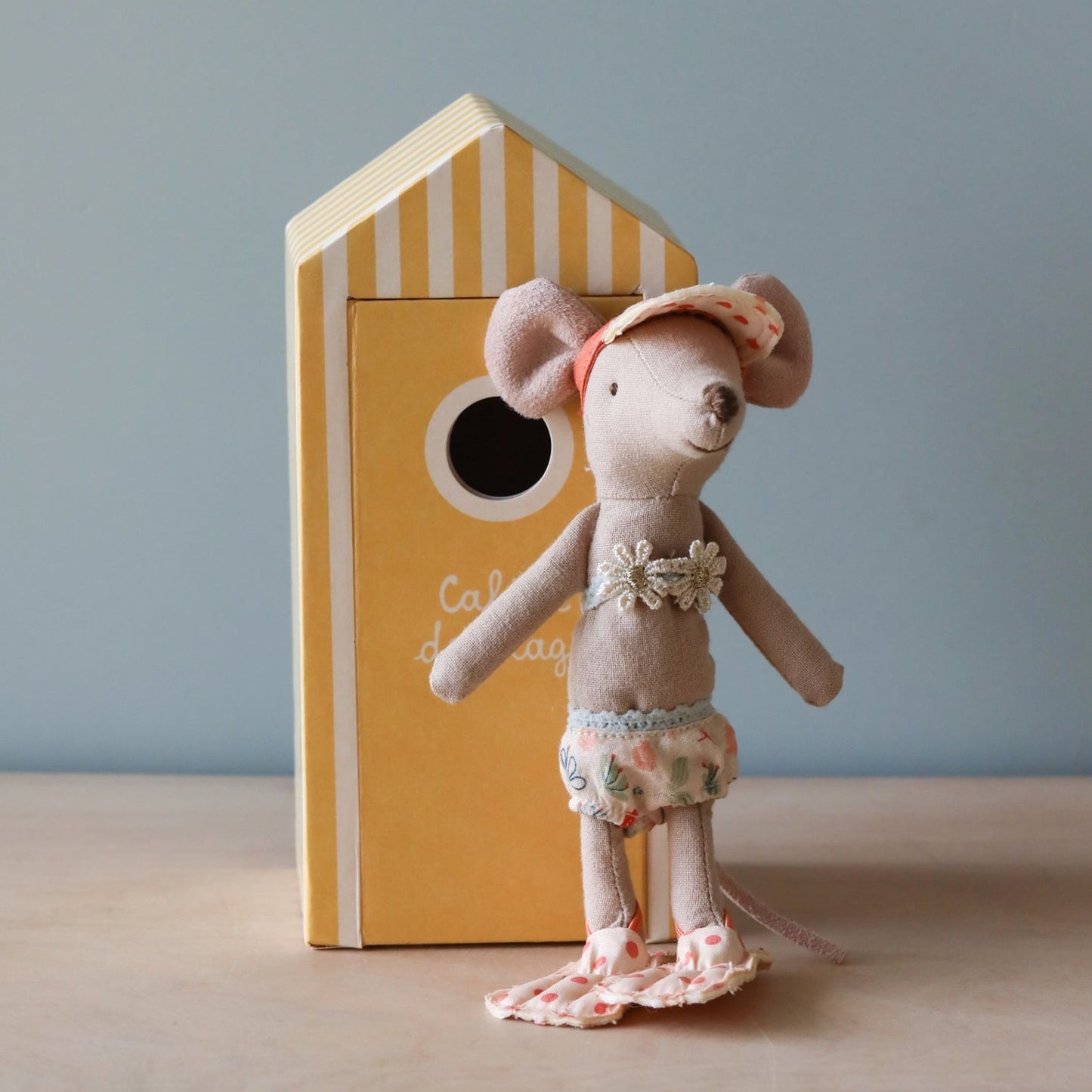Ratoncito - Beach Mice Big Sister in a Cabin