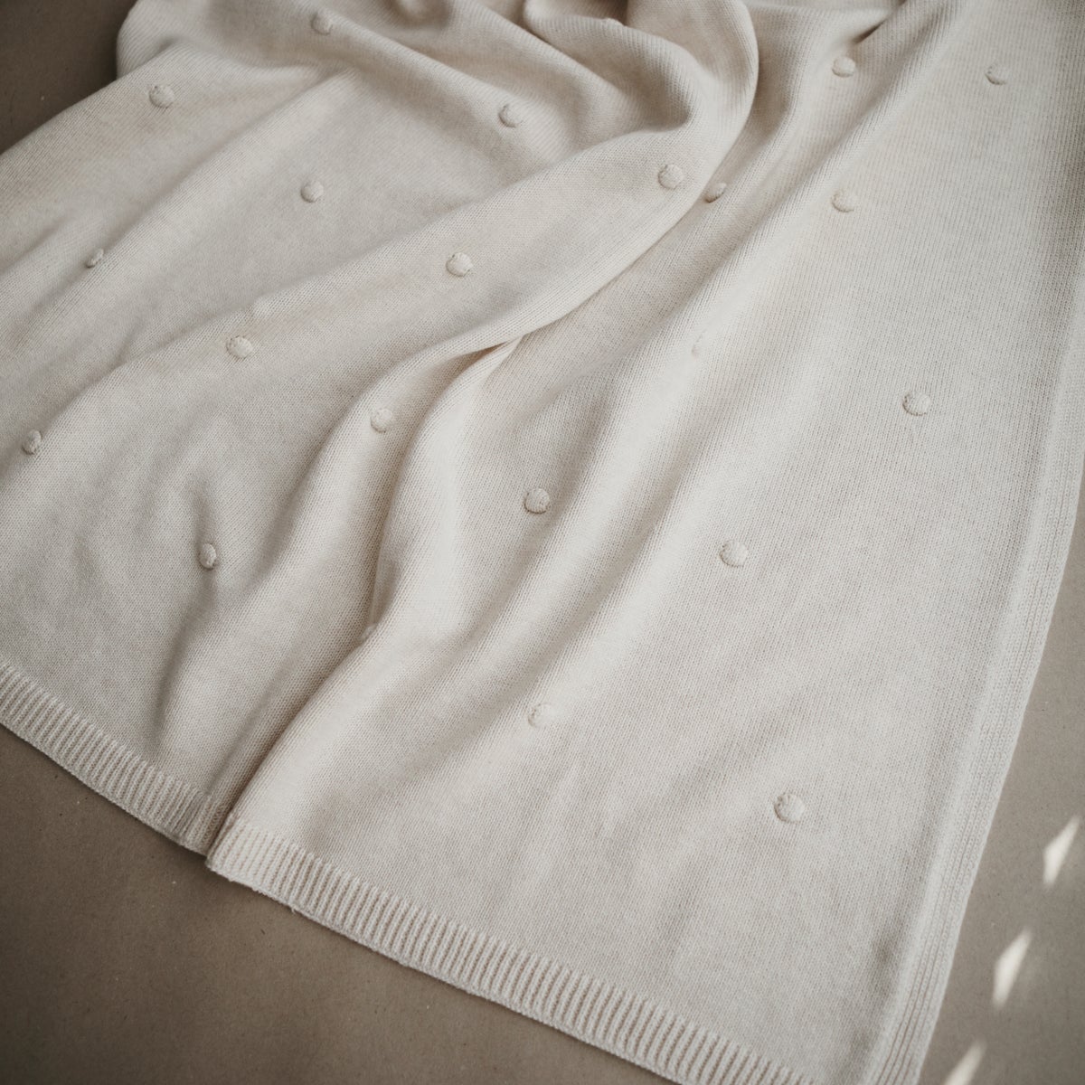 Manta Tejida - Textured Dots Off White Melange