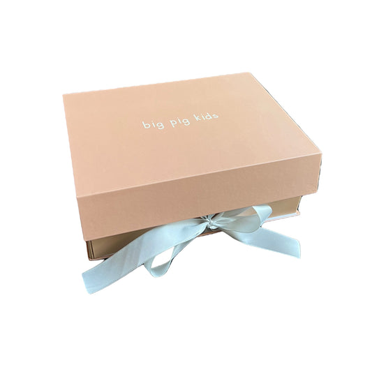 Caja para regalo con imán y cinta de seda
