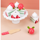 Torta de crema y frutillas con pedestal