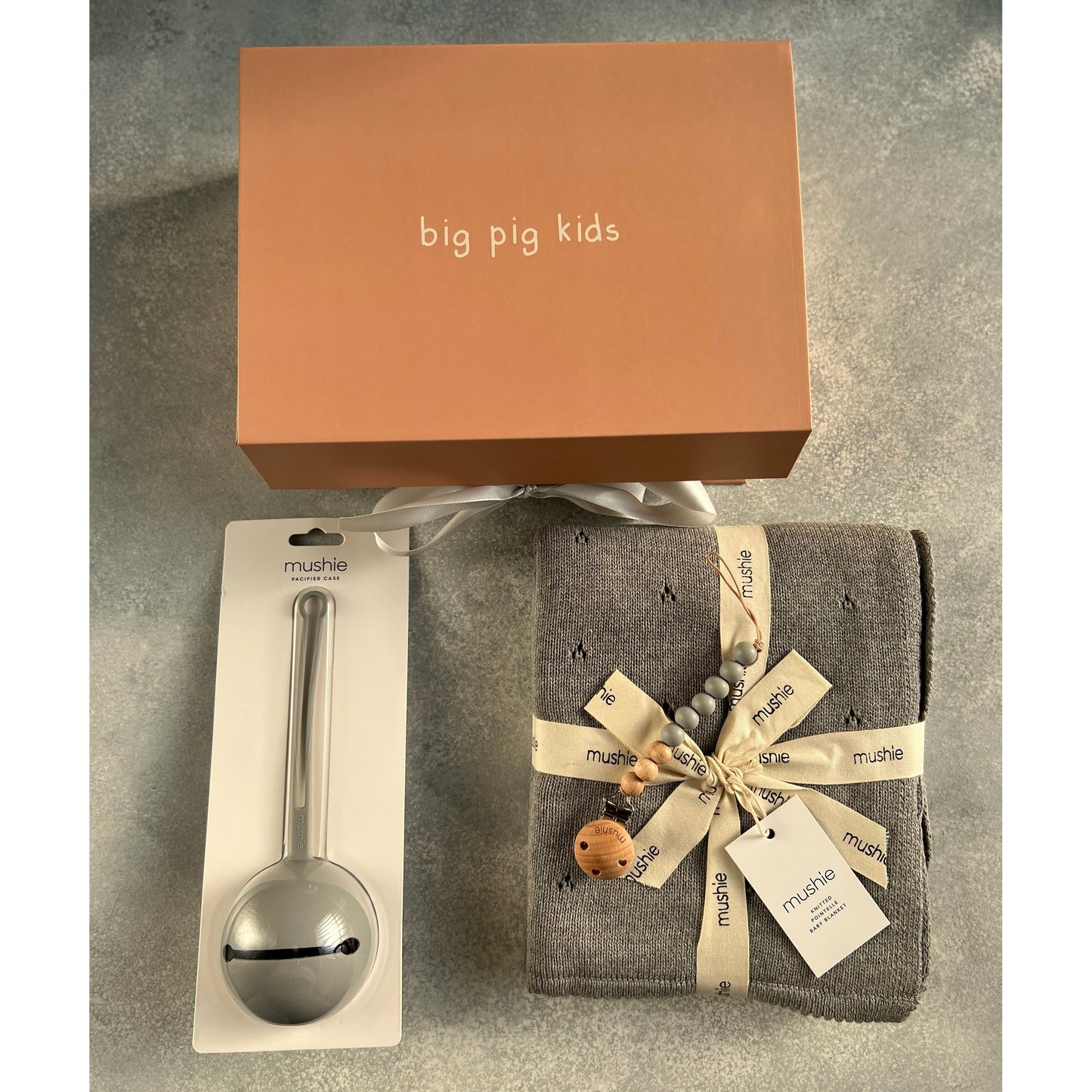 Caja de regalo Mushie x Big Pig Kids - Stone