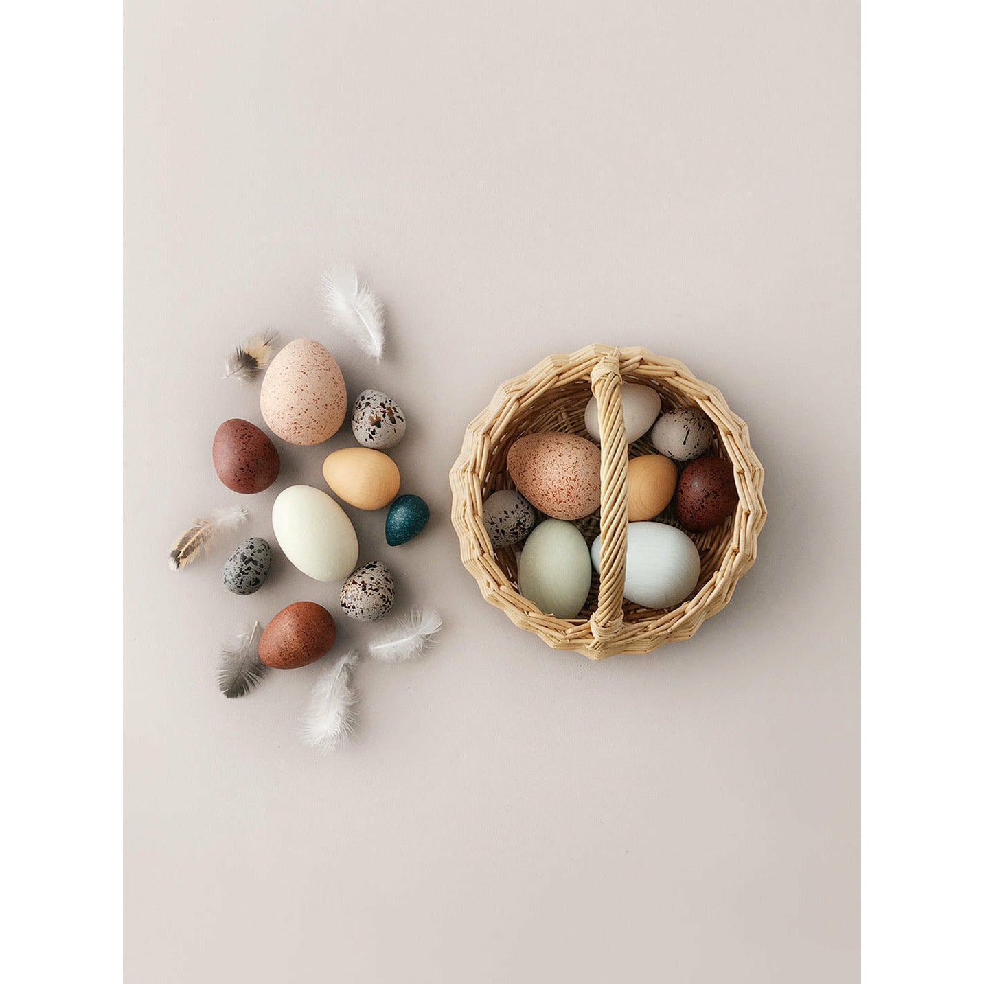 Set de huevitos de pajaro en una caja